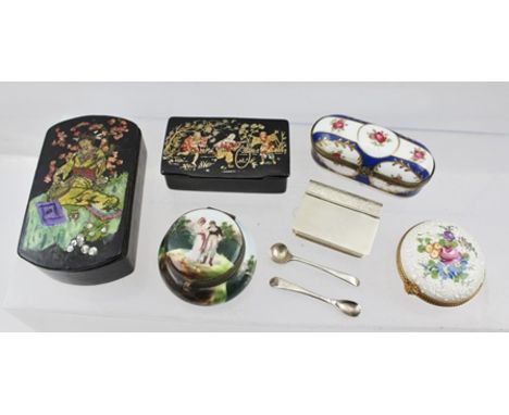 A COLLECTION OF PAPIER MACHE AND CERAMIC SNUFF AND PILL BOXES, together with a pair of SILVER CONDIMENT SPOONS and a SILVER B