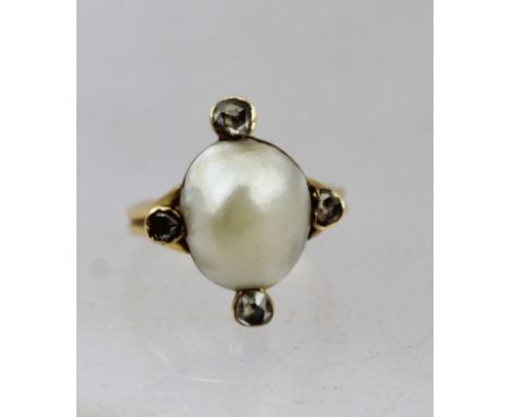 A PEARL AND DIAMOND DRESS RING, having baroque pearl flanked by four compass point old cut diamonds on a yellow metal band, s