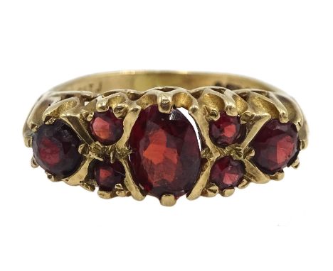 9ct gold garnet ring hallmarked - Condition Report Approx 3.5gm, size M-N