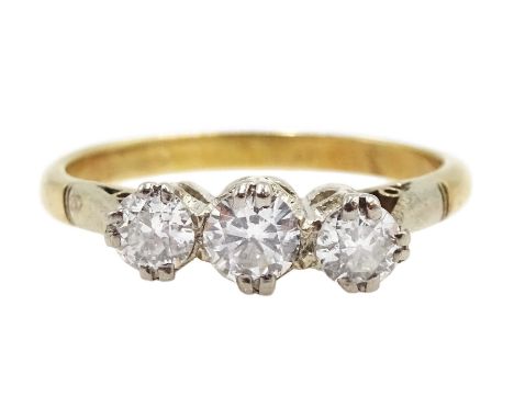 15ct gold three stone round brilliant cut diamond ring, total diamond weight approx 0.40 carat - Condition Report Approx 2.6g