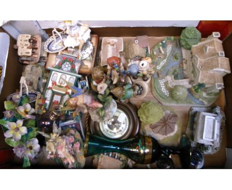 A mixed collectors lot to include eleven Lilliput Lane collectable buildings, Goebel figures etc, wall plaques etc.  