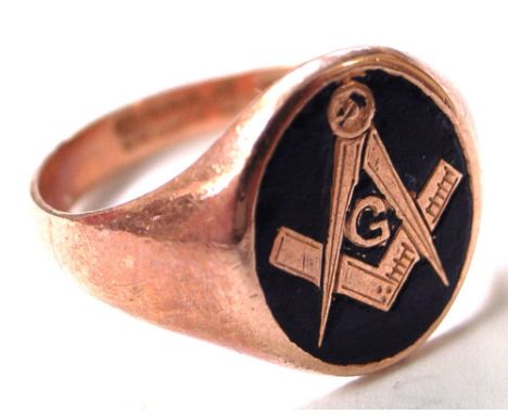 A 9ct gold enamel decorated masonic ring, size R 1/2, approx weight 4.4g.