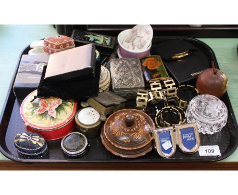 A large collection of trinket, pillboxes and compacts etc including a Russian box