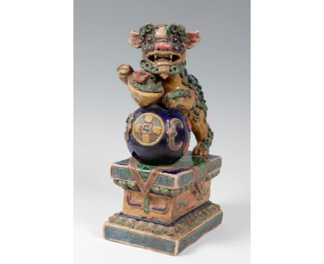Protective lion figure; China, 20th century.Wucai-style ceramic.Size: 34 x 13 x 19 cmFigure of a male protective lion made in