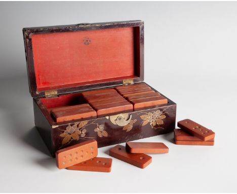 Tien Gow, Chinese dominoes. Fu Zhóu, first half of the 20th century.63 bakelite tiles.Lacquered wooden box. Brass clasp.Marks