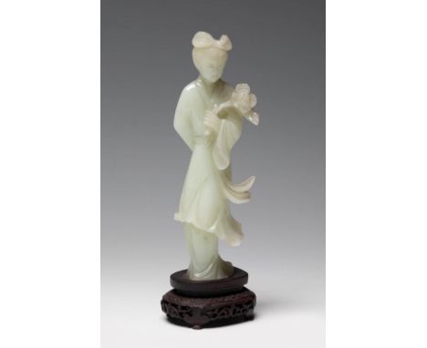 Geisha. China, 20th century.Green jade.Wooden stand.Measurements: 16 x 4,5 x 4,5 cm.Figure carved in jade, worked in a rounde