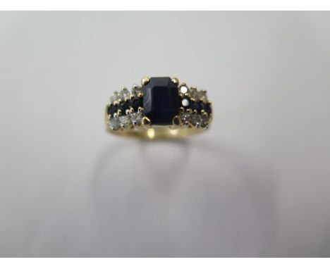 A 14ct yellow gold sapphire ring, size N/O, approx 3.3 grams, in good condition 