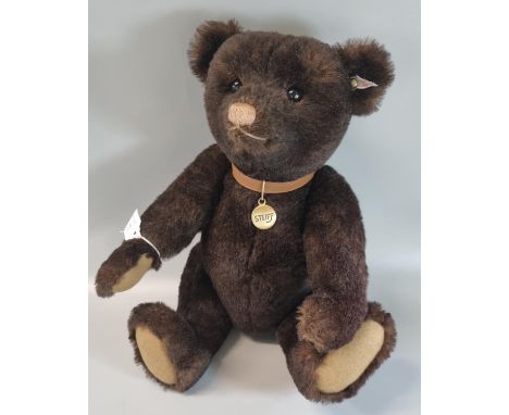 Modern Steiff growling teddy bear in original box.  (B.P. 21% + VAT) 