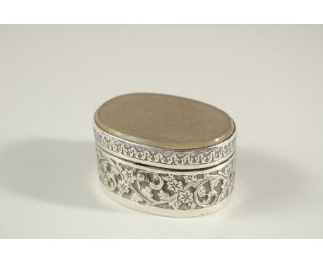 A 19TH CENTURY INDIAN SILVER OVAL SHAPE PILL BOX, with a very finely engraved agate top with a panel of calligraphy, 6.5cm x 