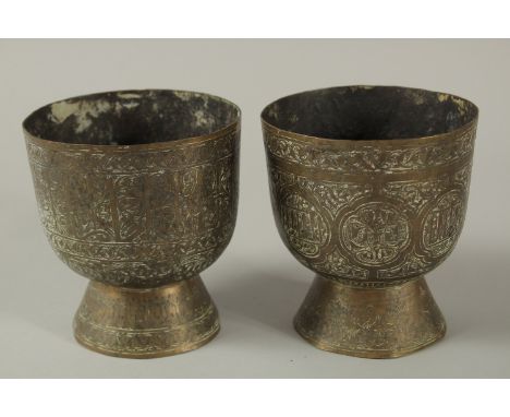 A PAIR OF 18TH-19TH CENTURY SYRIAN OR EGYPTIAN MAMLUK REVIVAL FOOTED BOWLS, with calligraphy, each 13cm high.