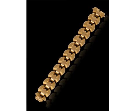 A GOLD RETRO BRACELET, BY CABRILHAC, CIRCA 1945The articulated bracelet composed of a central line of arrow-shaped links betw