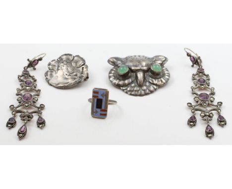 Fünf Teile Jugendstil- und Art Deco-Schmuck: a) Paar Ohrhänger. 800/000 Silber. Durchbrochen gearbeitet und besetzt mit zahlr
