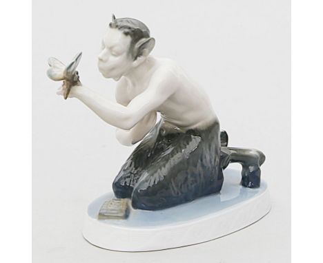 Himmelstoß, Karl (1872 Breslau - München 1967) Skulptur "Verliebt" (Faun mit Schmetterling). Porzellan. Bunte Unterglasurmale