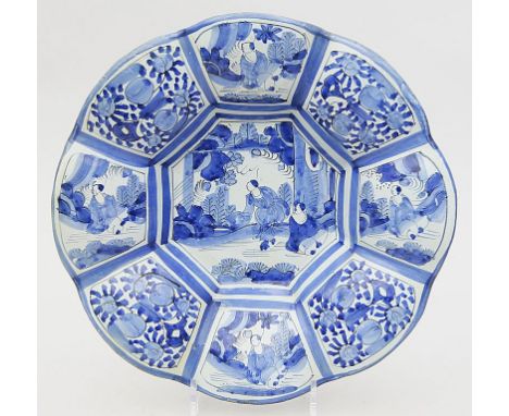 Buckelschale. Fayence. Heller Scherben mit leicht graustichiger, hellblauer Glasur. Achtpassig auf kurzem, runden Stand. In B
