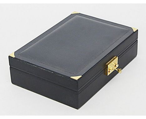 Schmuck- bzw. Uhrenschatulle, ROLEX. Schwarzes Leder mit vergoldeten Beschlägen, Schlüssel in Form einer Krone anbei. Innenau