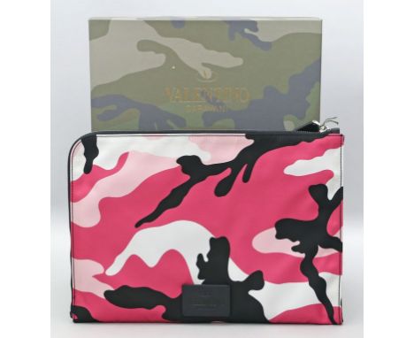 Laptoptasche, "Valentino Garavani". Clutch in Camouflage-Print, Rosa und Blau. Logo-Patch auf der Frontseite aus Leder, gem. 