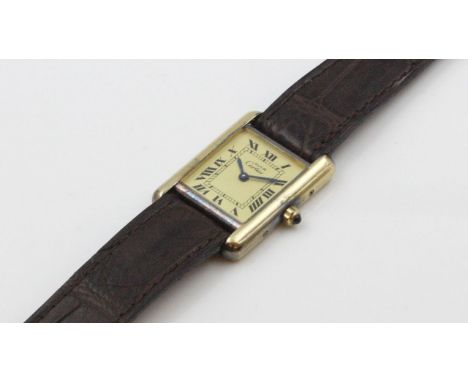Damenarmbanduhr "must de Cartier", Modell "Tank". Rechteckiges, vergoldetes 925/000 Sterlingsilbergehäuse. Mattgoldenes Ziffe