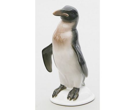 Himmelstoss, Karl "Pinguin mit Podest". Bunte Unterglasurbemalung. Form-Nr. K.361., Entwurf von 1914. Stempelmarke Rosenthal,