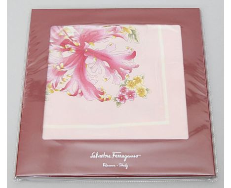 Carré, "Salvatore Ferragamo". Seide mit buntem Print, handrolliert. Firmensignet Salvatore Ferragamo. D. ca. 85x 85 cm. Im Or