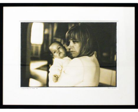 Lebeck, Robert (1929 Berlin 2014) "Hildegard Knef mit Tochter - 1968", so li. u. betitelt. Fotoprint, re. u. sign. sowie vers