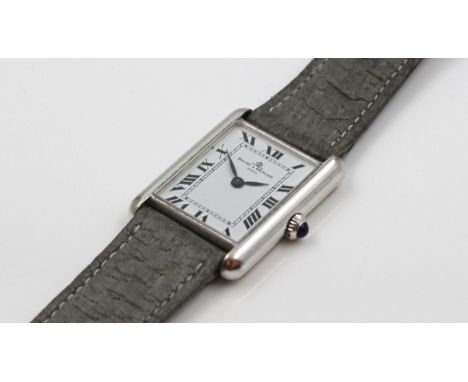 Damenarmbanduhr "Baume &amp; Mercier". Rechteckiges 750/000 WG-Gehäuse. Weißes Kontrastzifferblatt mit schwarzen, römischen Z