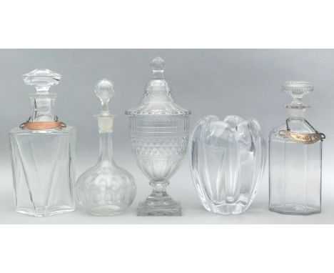 Vase, Bonboniere mit Deckel und drei Karaffen mit Stopfen. Farbloses Glas bzw. Kristall. Verschiedene Formen, zwei der Karaff