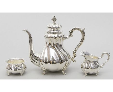 Kernstück im Barockstil,  dreiteilig. 925/000 Sterlingsilber, 768 g. Im so genannten "Dresdener Hofmuster". Bestehend aus: Ka