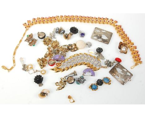 A collection of vintage 20th Century costume jewellery to include a wide selection of clip on earrings (approx 24 pairs) incl