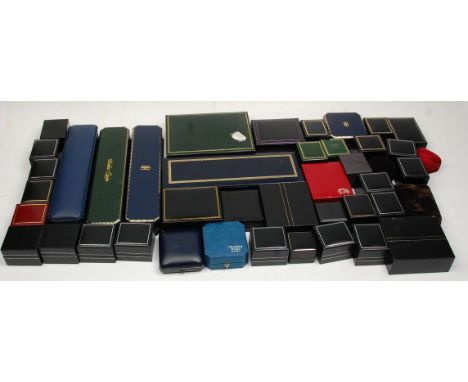 A good collection of vintage and later mixed jewellery boxes to include ring boxes, necklace boxes, bracelet boxes etc. Many 