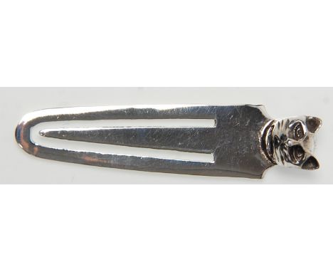 A stamped 925 silver bookmark with a cats head finial to the top. Weight 2.5g. Measures 4cm.