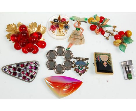 A collection of ladies vintage jewellery dating from the early 20th Century to include a reversed carved Lucite floral brooch