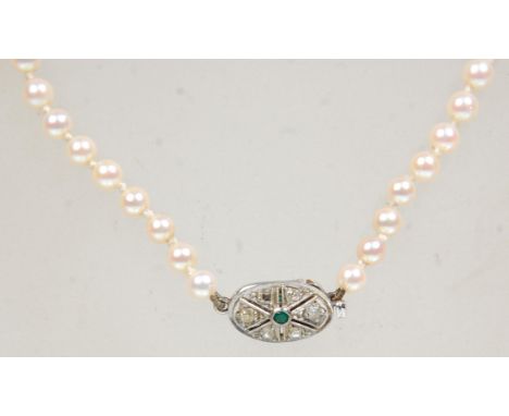 A good vintage cultured pearl necklace having a single strand of graduating pearls on a white gold clasp set with a central e