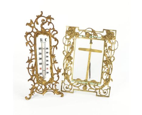 Tischthermometer und FotorahmenUm 1900.             Messing, vergoldet bzw. goldbronziert, Glas, je mit Aufsteller. Bildmaß 1