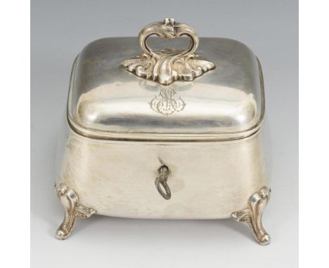 Silberne Zuckerdose mit Schlüssel800 M/x gepunzt. Um 1900.             Silber, innen vergoldet. 14 x 14 x 11 cm. 351 g.      