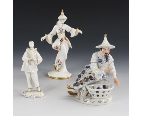 3 Figuren: 2 Chinesen und 1 Pierrot20. Jh.             2x polychrom bemalt, alle goldstaffiert.             1x Sitzendorf: an