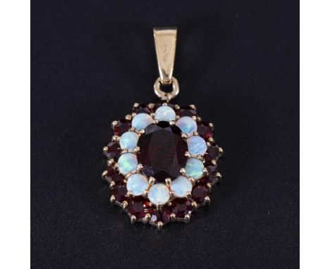 Opal-Granat-Anhänger 925er Silber, vergoldet. Länge mit Öse: 3 cm. 3,5 Gramm. Ein ovaler Granat, 14 kleine Granatsteine, 10 k