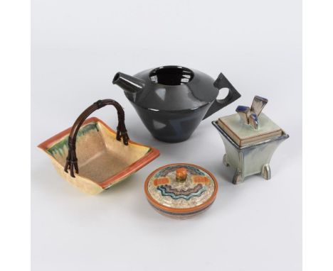 Kanne und 3 Tafelgefäße Art décoJeweils gemarkt (u.a. Villeroy &amp; Boch, Goebel).             Fayence und Steinzeug, farbig