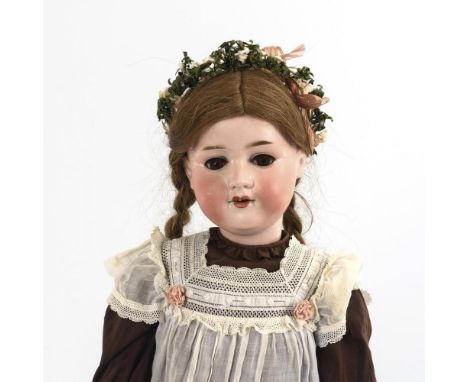 Puppenmädchen mit ZöpfenArmand Marseille. Gemarkt "Made in Germany 390 A 10 M". Um 1900 bis 1935.             Biskuitporzella