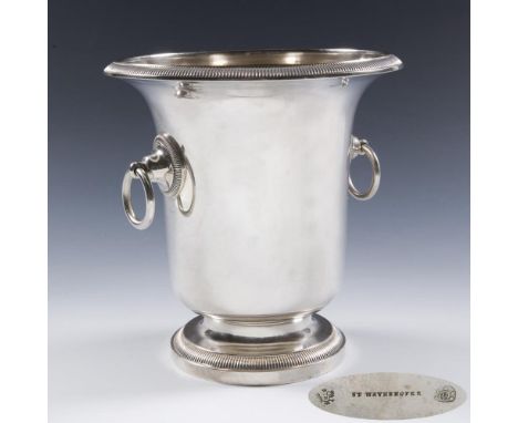 ChampagnerkühlerStephan Mayerhofer. Wien 1830.             13-lötiges Silber. Höhe: 21,5 cm. 985 Gramm.             Schlichte