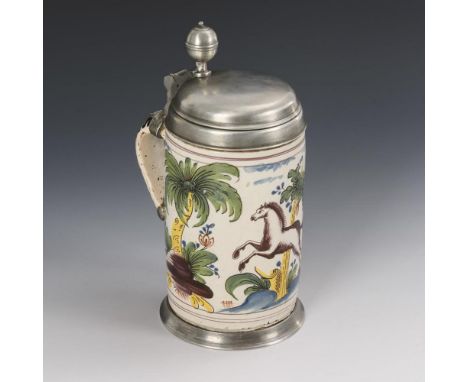 Barocker Fayence-Walzenkrug mit springendem PferdThüringen oder Magdeburg. Rote Pinselmarke M. 2. H. 18. Jh.             Weiß