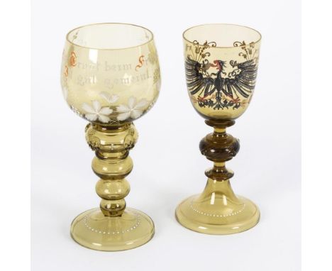 2 Historismus-Gläser1x signiert Fritz Heckert "F.H. 467/7. Adl(...)". 2. H. 19. Jh.             Braunes Glas, polychrome Emai