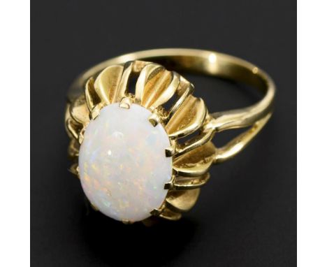 Ring mit Weißem Opal            Gelbgold 585 gestempelt. Ringgröße 58. 5,5 g.             Krappengefasster Cabochon in verzie