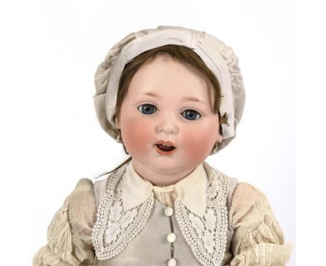 CharakterpuppeArmand Marseille. Gemarkt "A 980 M Germany 12 DRGM". Um 1920.             Biskuitporzellan, Masse. L 59 cm.    