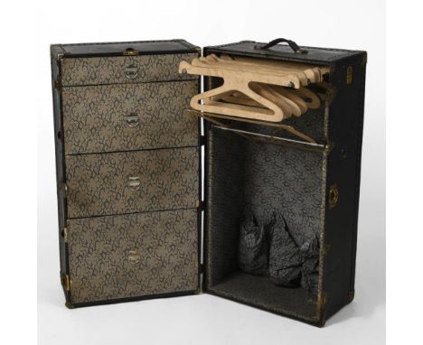 Überseekoffer "ATLAS WARDROBE TRUNK"Metalletikett "ATLAS WARDROBE TRUNK". Um 1900.             Bezug aus geschwärztem Leder, 