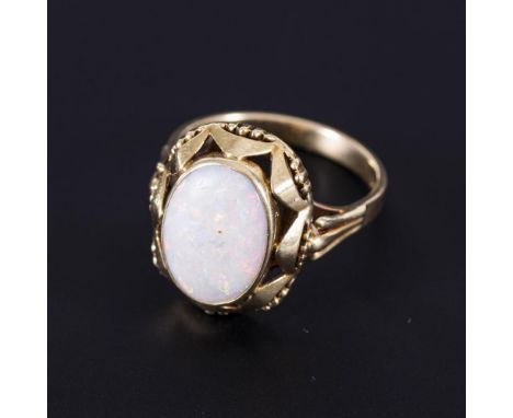 Ring mit Weißem Opal            Gelbgold 585 gestempelt. Ringgröße 57. 4,5 g.             Zargengefasster Cabochon in verzier