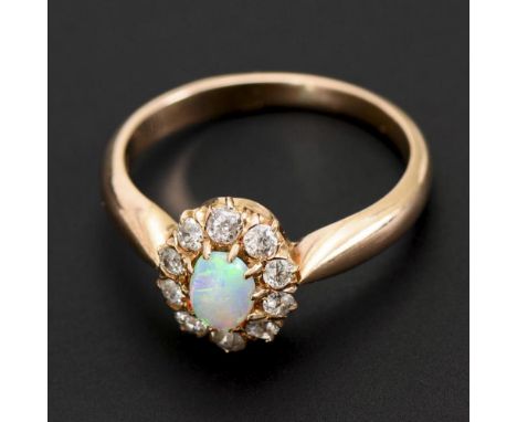 Jugendstilring mit Opal und Altschliff-Diamanten            Roségold 585 gestempelt. Ringgröße 55. 3,2 g.             Kleiner