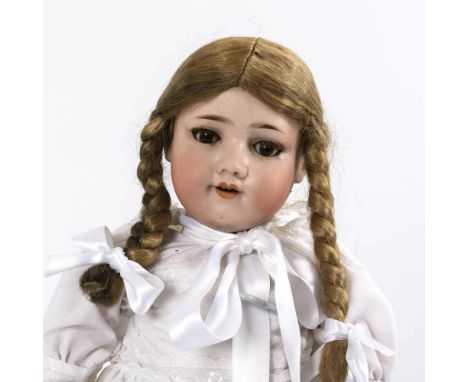 LaufpuppeArmand Marseille. Gemarkt "Germany 390 A 7 1/2 M". Bis 1935.             Biskuitporzellan, Holz, Masse. L 63 cm.    