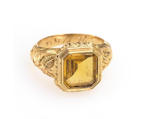 Biedermeier-Herrenring mit Citrin? Roségold 585 geprüft. Ringgröße 68. 7,8 g. Zargengefasster Stein in floral reliefiertem Ra