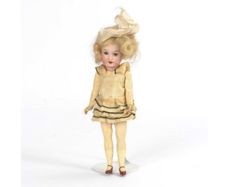 Originalbekleidete PuppenstubenpuppeArmand Marseille. Gemarkt "Germany 390 A 11/0 M". Bis 1935.             Biskuitporzellan,