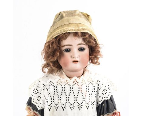 Laufpuppe mit roten LockenKämmer & Reinhardt. Gemarkt "K & R Simon & Halbig". Um 1900.Biskuitporzellan, Masse, Holz. L 75 cm.